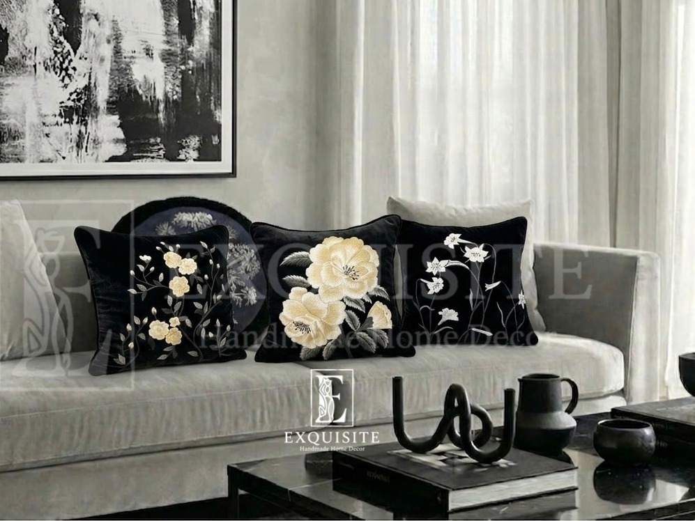 Velvet luxury cushion with hand embroidery — Exclusive Piece